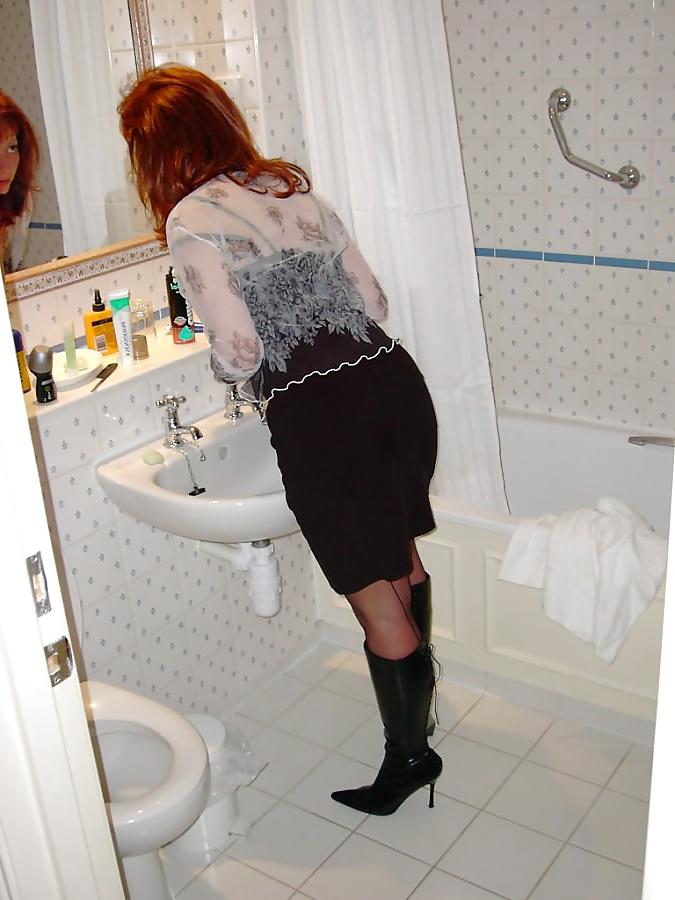 25P Mature redhead lady legs in nylons