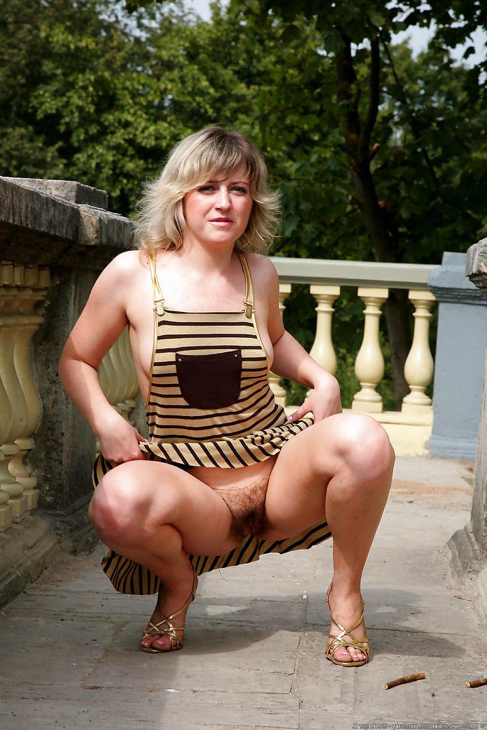 25P Hotlegs-upskirt no panties