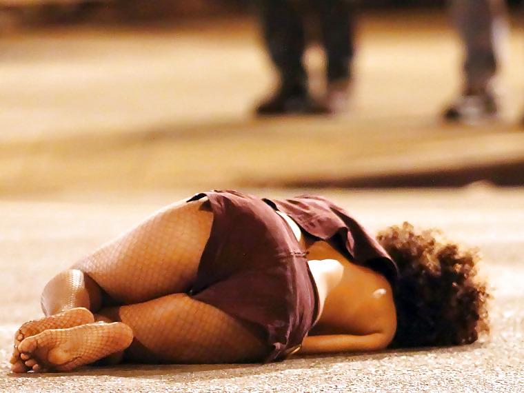14P Halle Berry topless filming a scene for a movie
