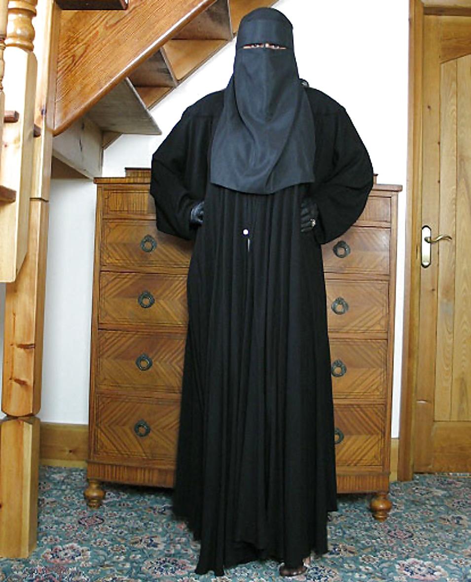 25P Bin Laden Daughter????