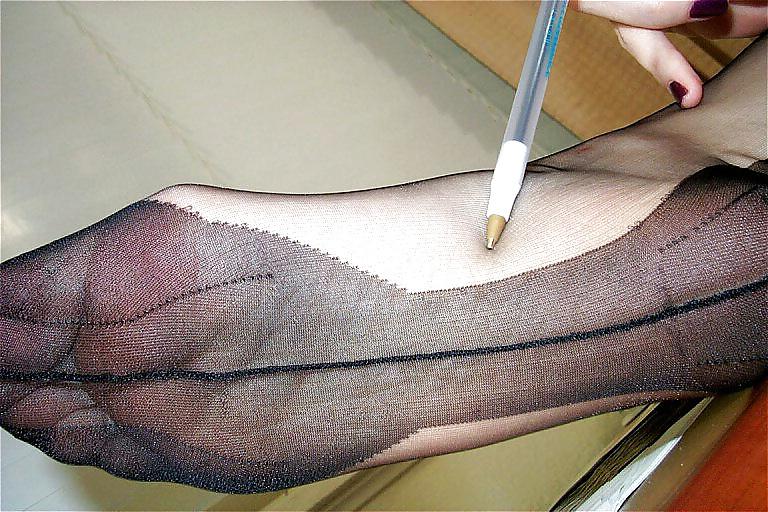 25P Young lady in ffs forgets panties