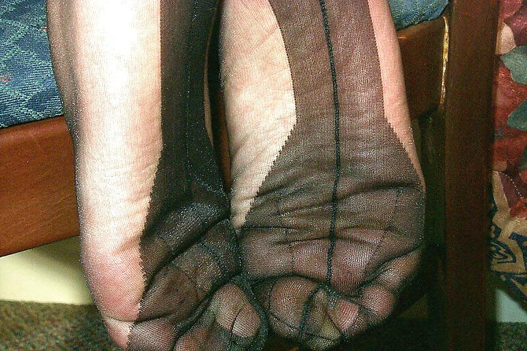 25P Young lady in ffs forgets panties