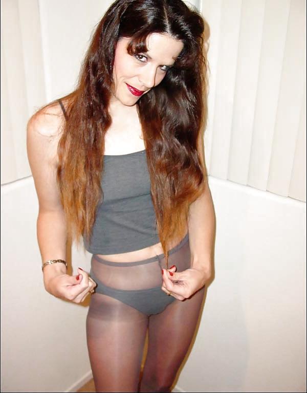 25P Amateur US pantyhose lady develops style