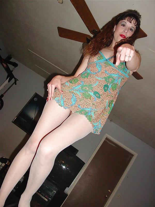 25P Amateur US pantyhose lady develops style