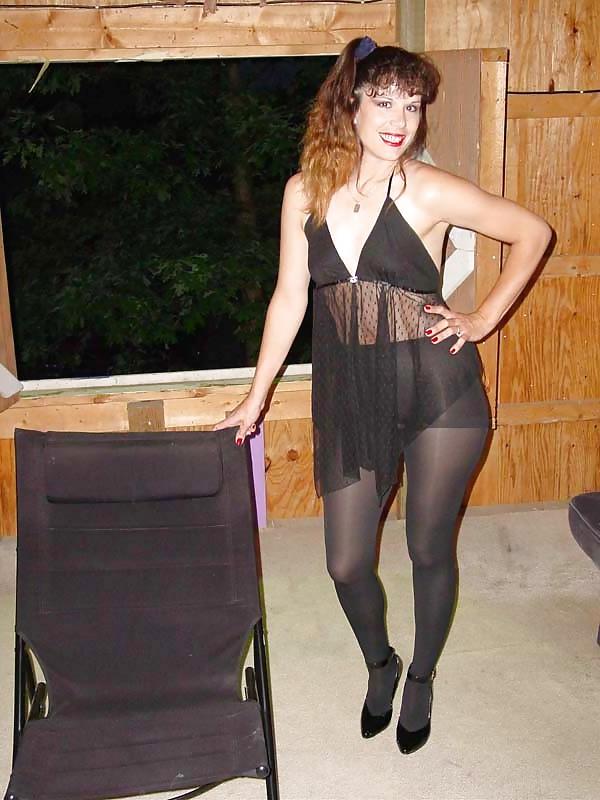 25P Amateur US pantyhose lady develops style