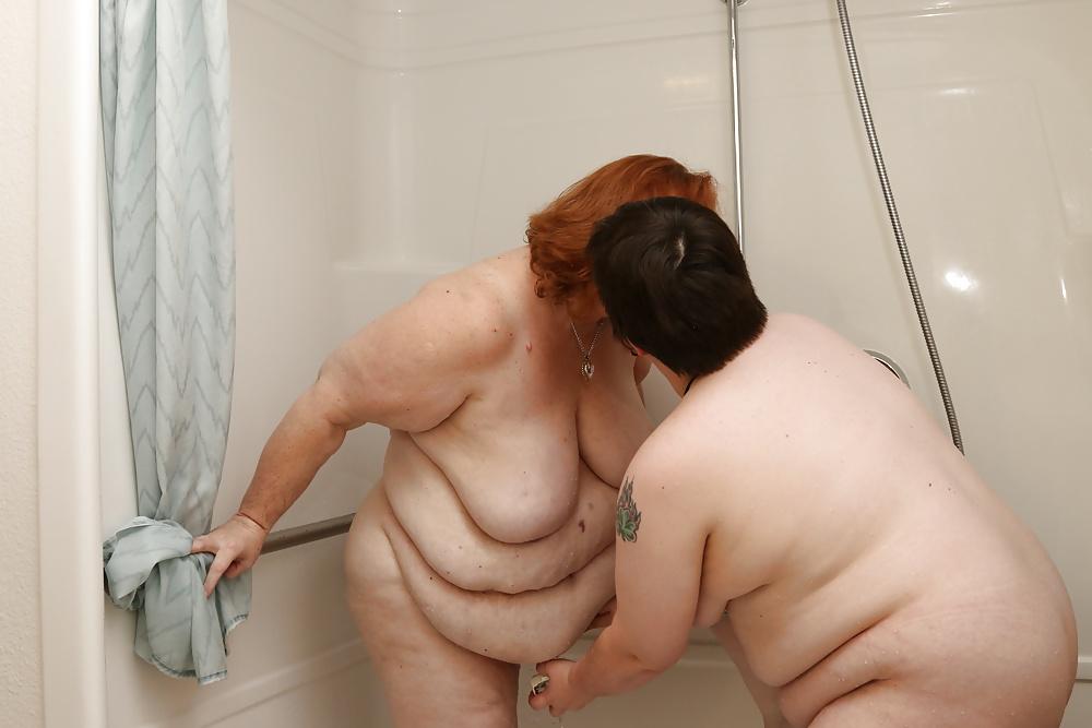25P Kaylee & Shy BBW take a shower!