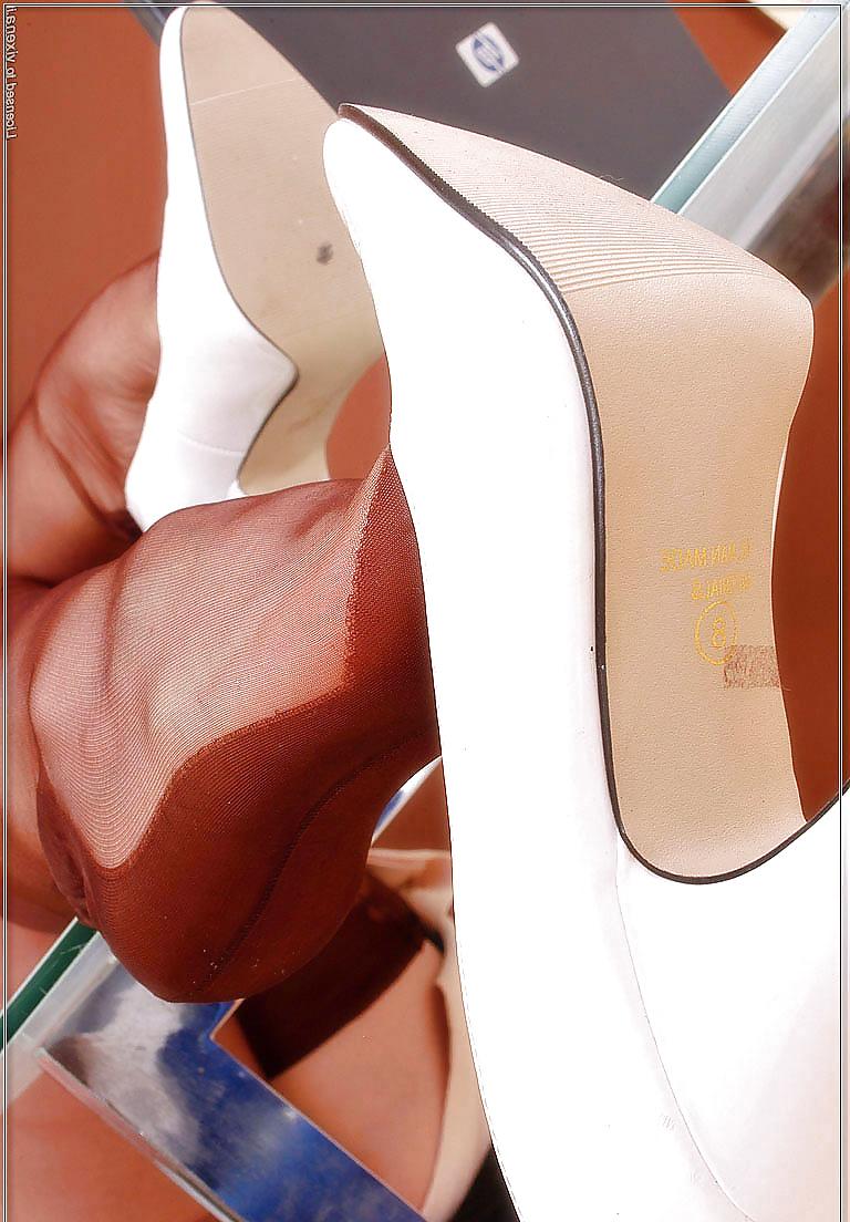 23P Older lady loves her ff nylons