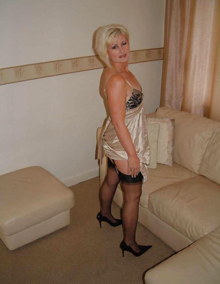 19P Older lady waits in seamed stockings