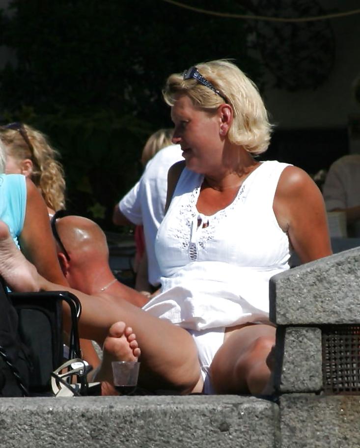 14P Public upskirt