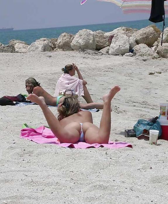 25P Candid Teen Bikini Ass Voyeur - Bendover Butt - Thong Beach 
