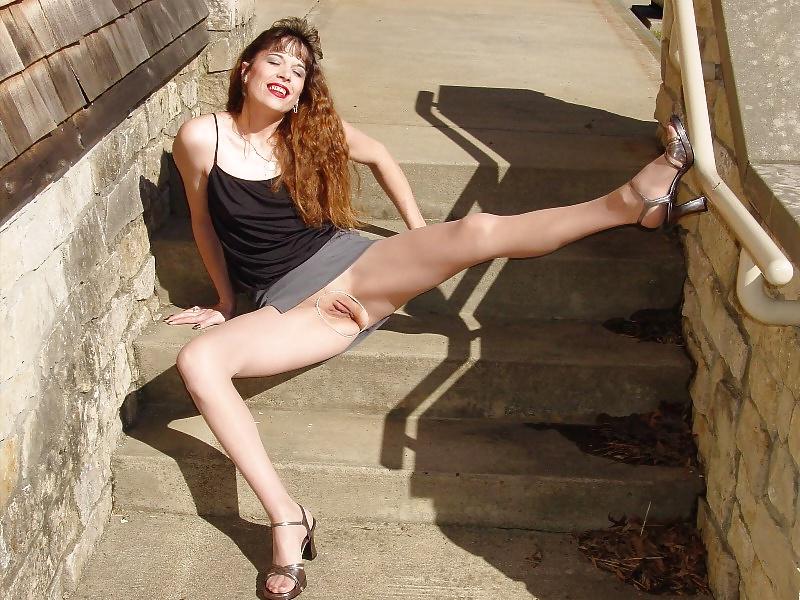 25P Amateur US pantyhose lady shows style