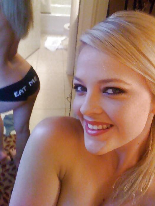 25P Bubble Butt Selfies