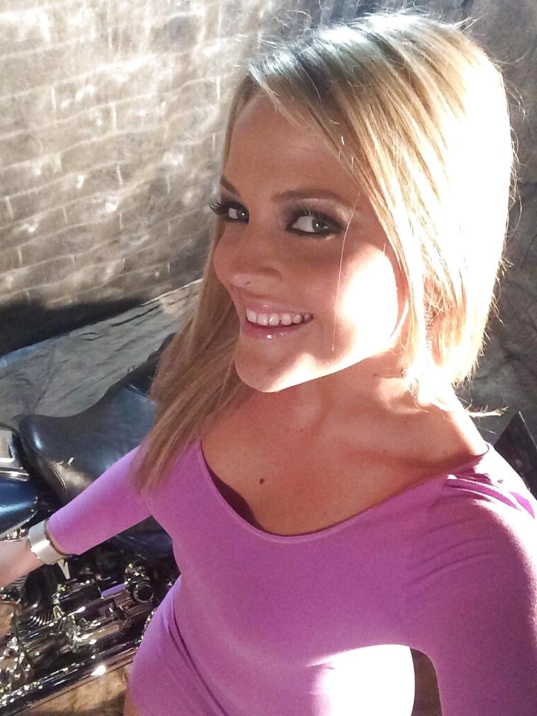 25P Bubble Butt Selfies
