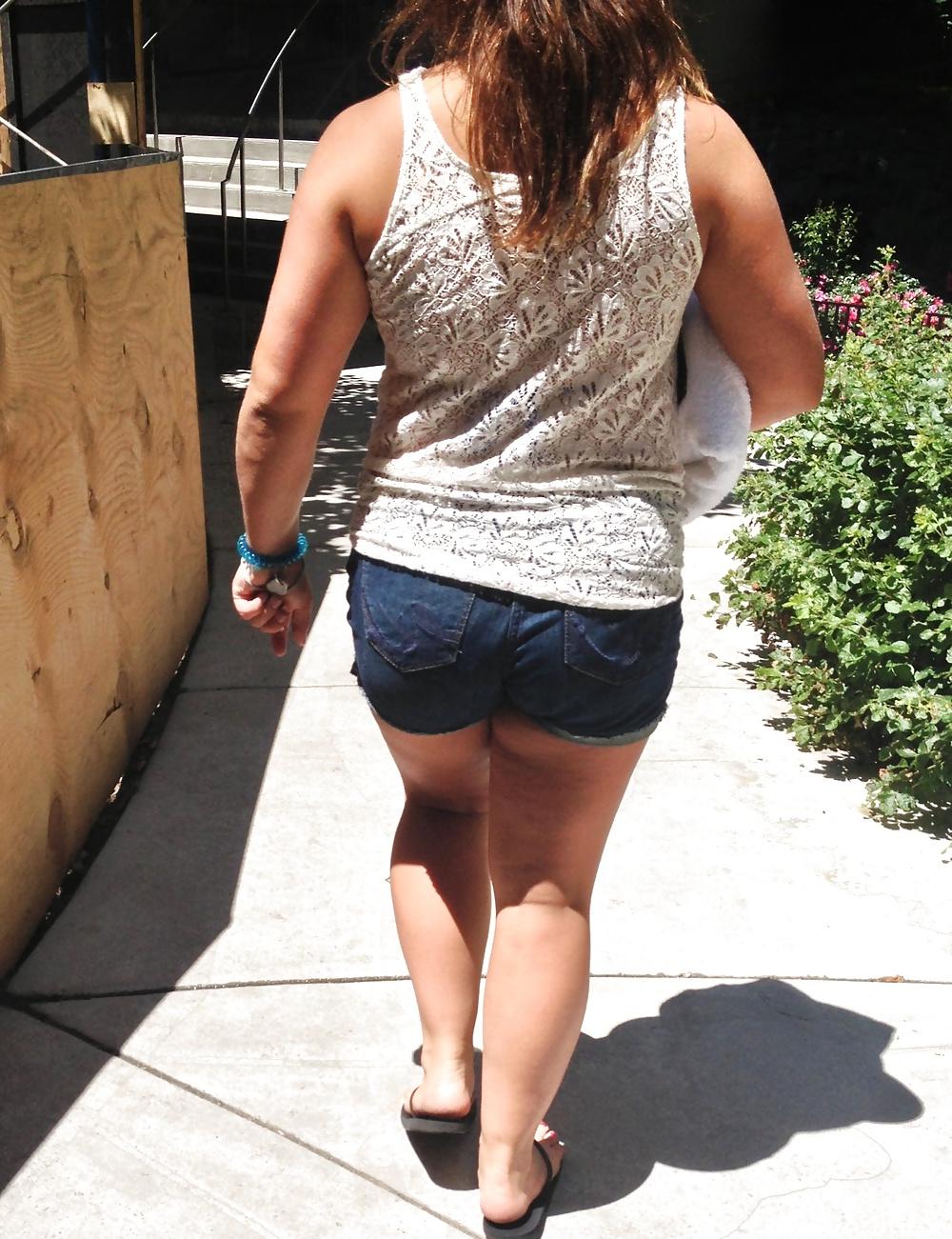 21P Candid Friend's Thick Bubble Butt