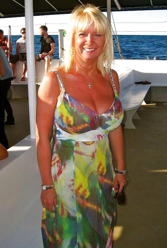 25P Moms Non Nude