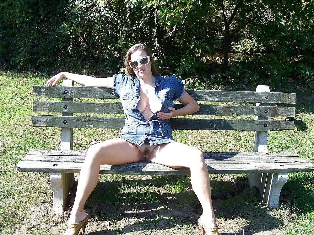 25P Upskirt no Panties 9