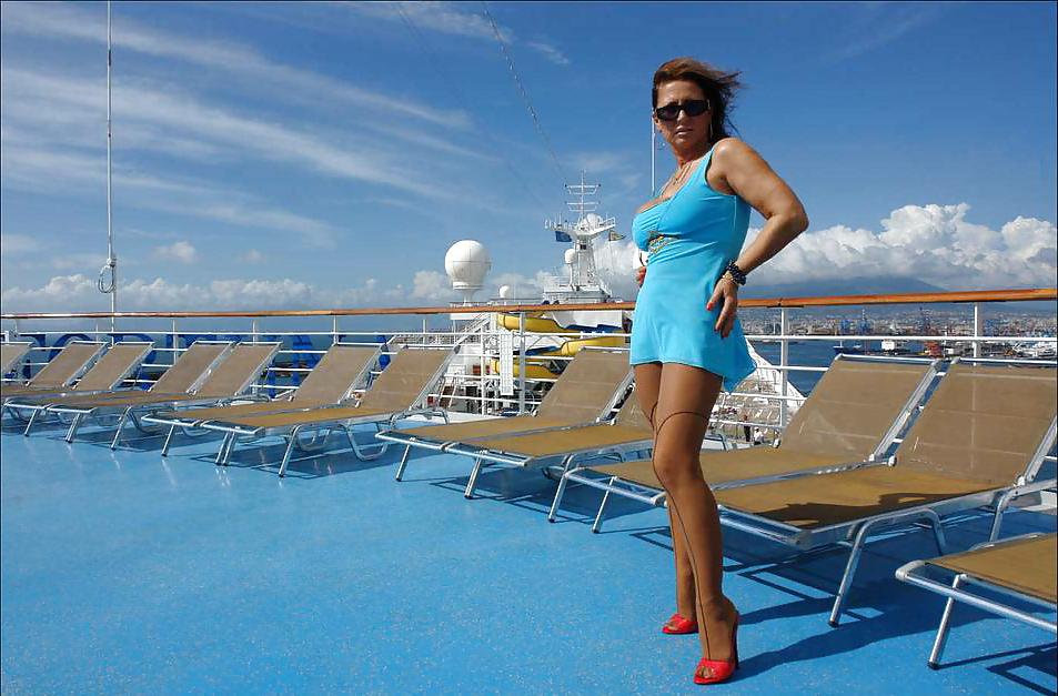 25P Older lady vacation photos
