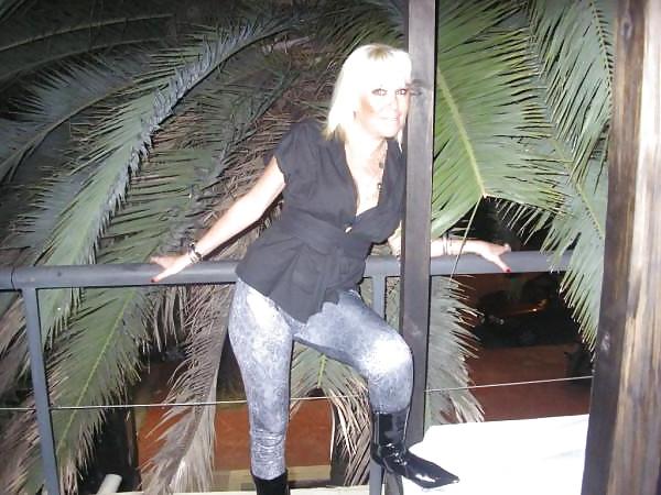 23P Blondes Moms Non Nude