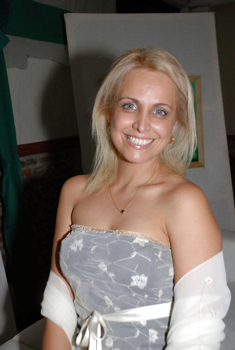 23P Blondes Moms Non Nude