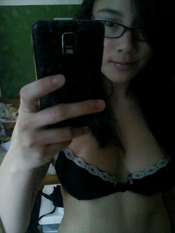 19P Leaked photos of asian girl sending selfies to boyfriend