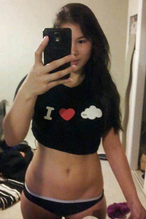 19P Leaked photos of asian girl sending selfies to boyfriend