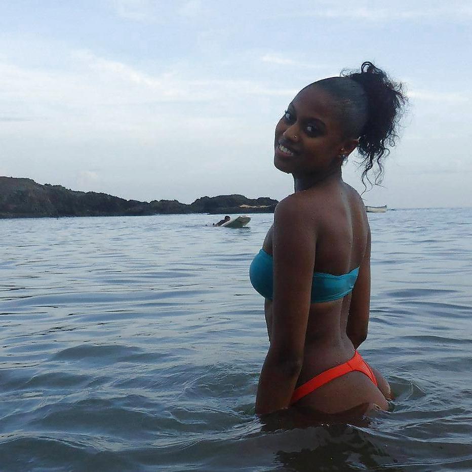 25P Who doesnt love bikini girls??