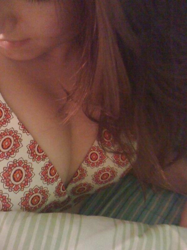 25P Desperate Asian Girlfriend gets naked for her lover