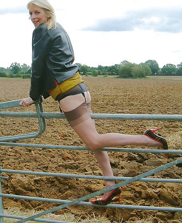 21P Mature leggy lady gets outdoors