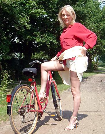 21P Mature leggy lady gets outdoors