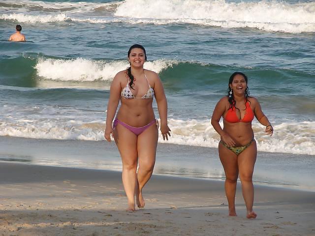 25P Sexy Plumpers in bikini