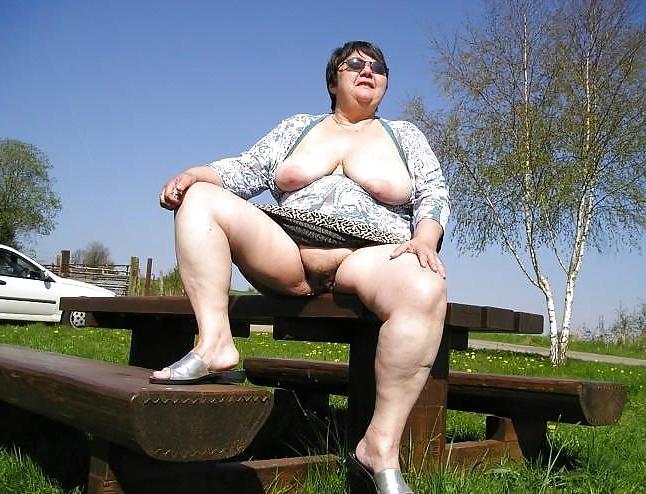 20P Older women naked outdoor.