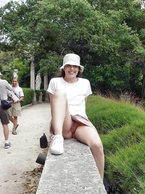 25P Upskirt Pussy 6