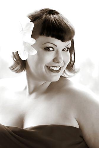 10P Voluptuous Vixens