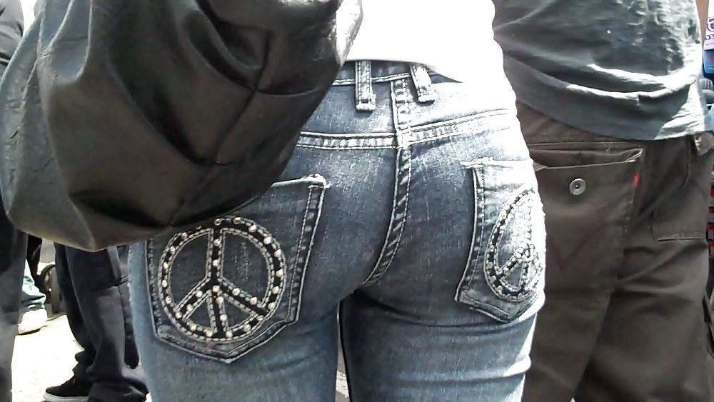 25P Give me a peace of that butt ass in jeans 