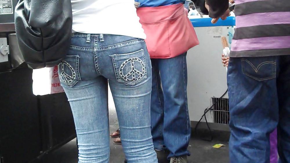 25P Give me a peace of that butt ass in jeans 