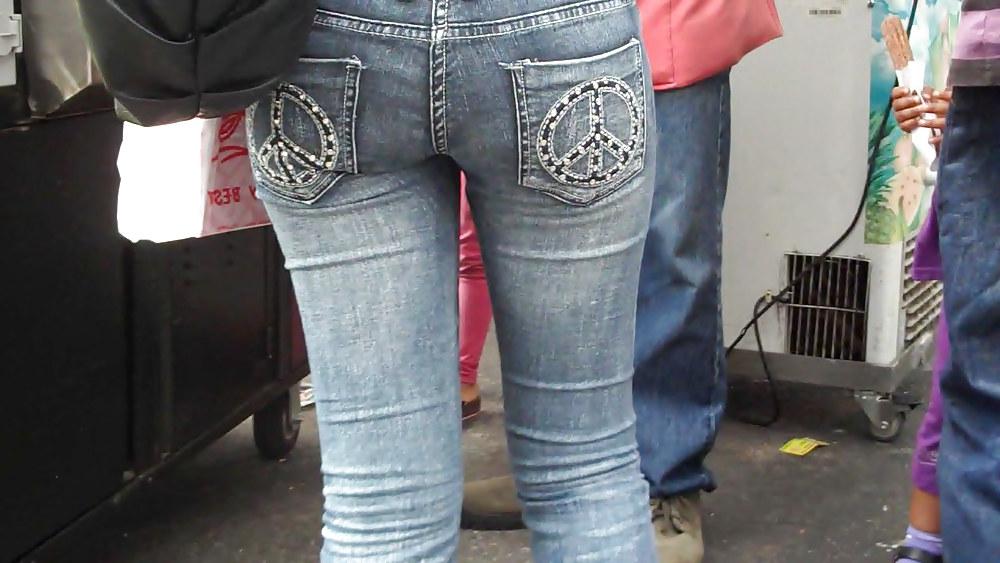 25P Give me a peace of that butt ass in jeans 