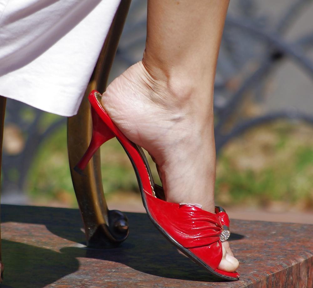 25P Nahaufnahme der Füße in High Heels