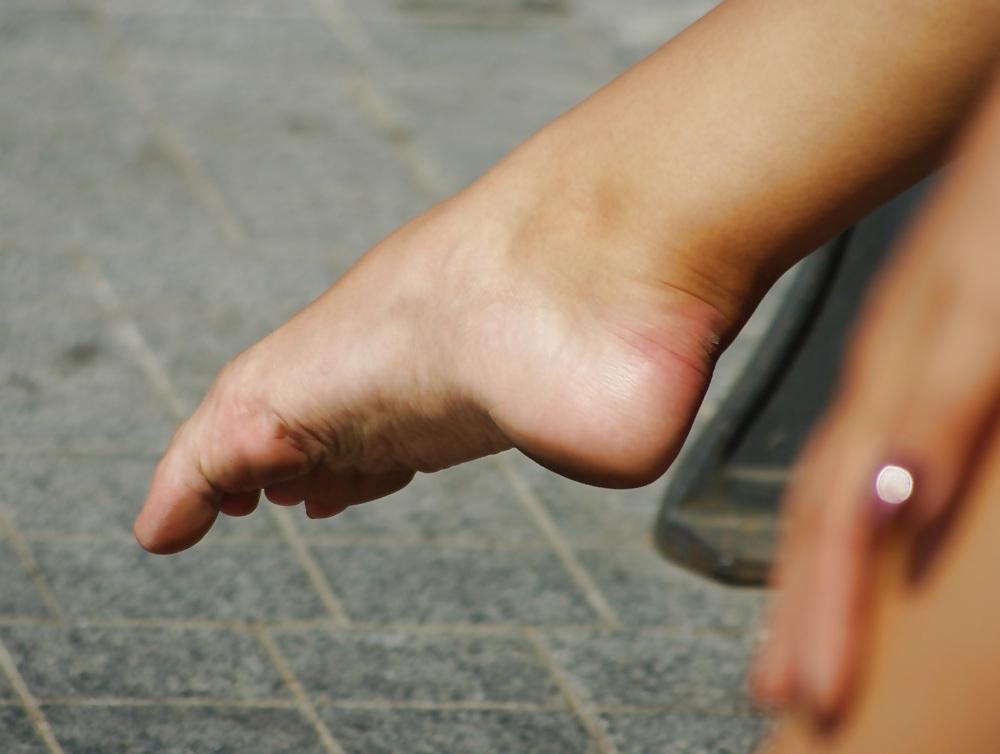 25P Nahaufnahme der Füße in High Heels