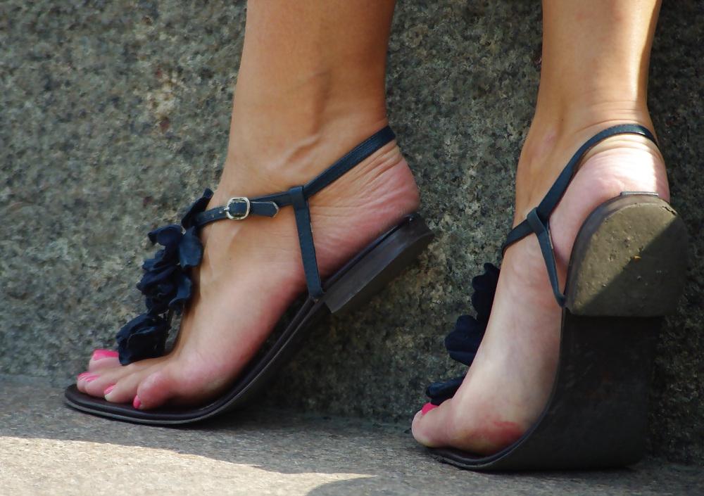 25P Nahaufnahme der Füße in High Heels