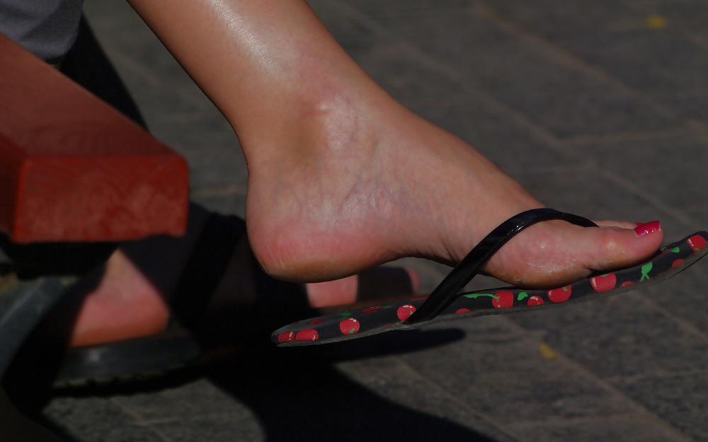 25P Nahaufnahme der Füße in High Heels
