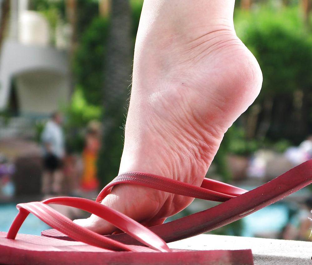 25P Nahaufnahme der Füße in High Heels