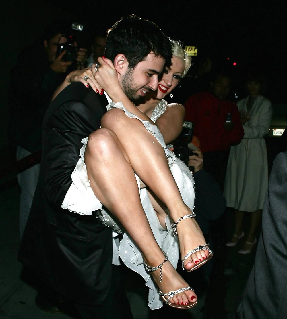 25P Celebs upskirt 2 kommis bitte