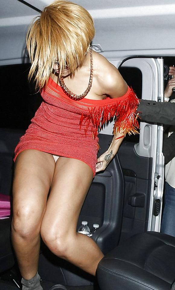25P Celebs upskirt 2 kommis bitte