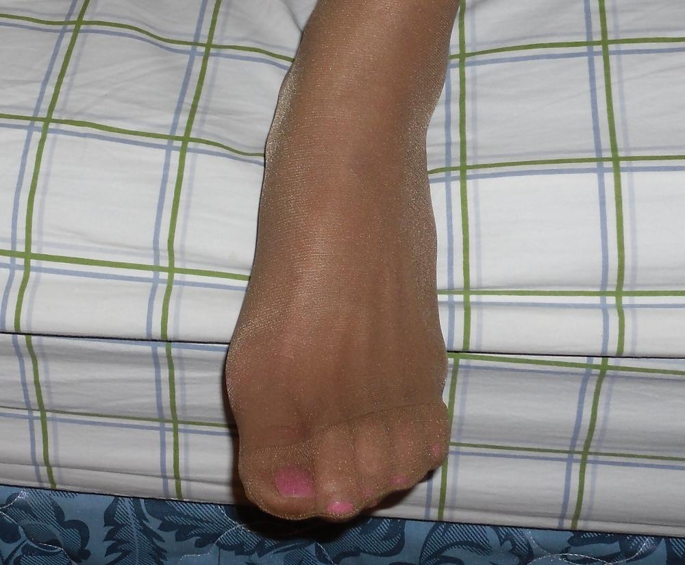 13P Mr. S 's Asian toes in sheer pantyhose