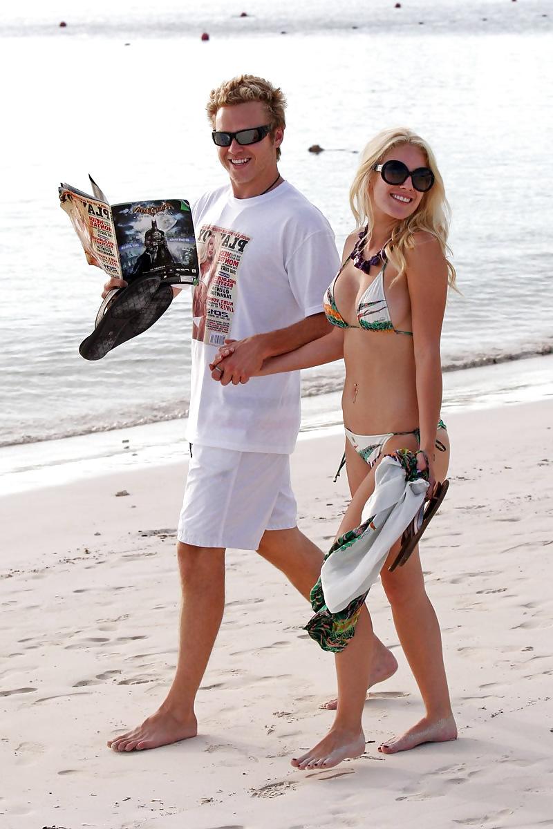 18P Heidi Montag showing off her Butt in a Bikini at the Beach