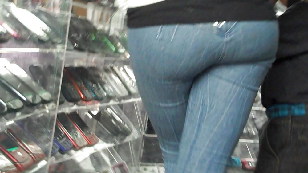 25P Looking up her ass & butt in jeans