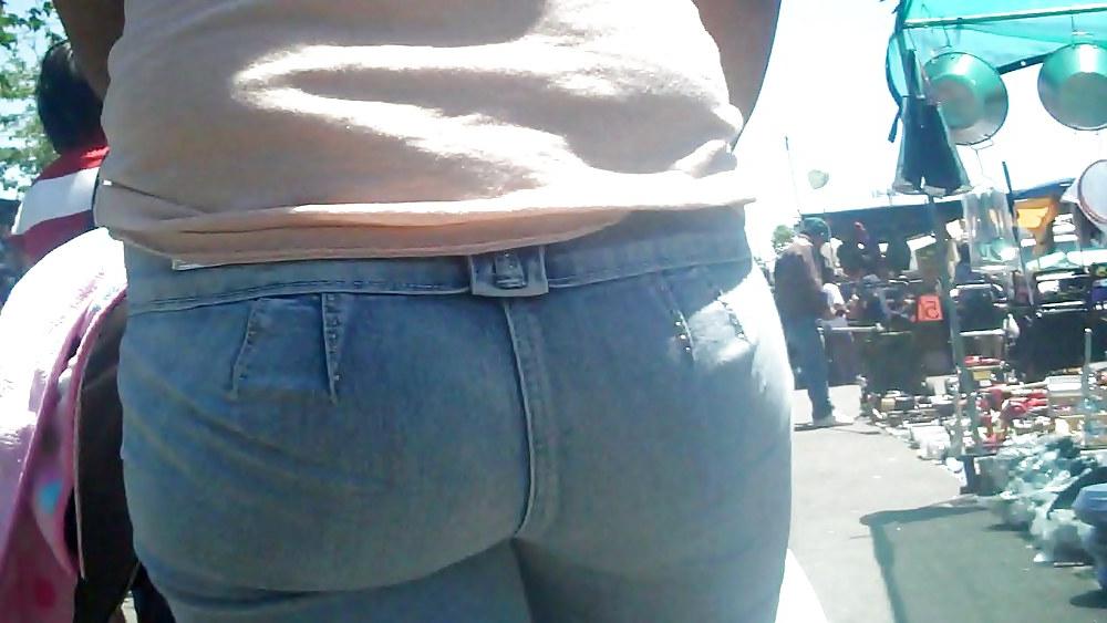 25P Looking up her ass & butt in jeans