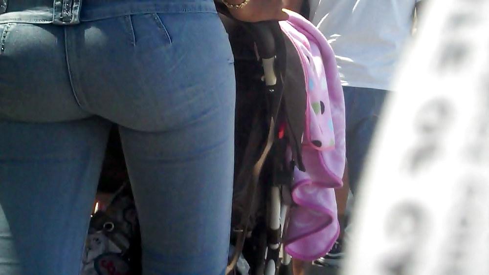 25P Looking up her ass & butt in jeans
