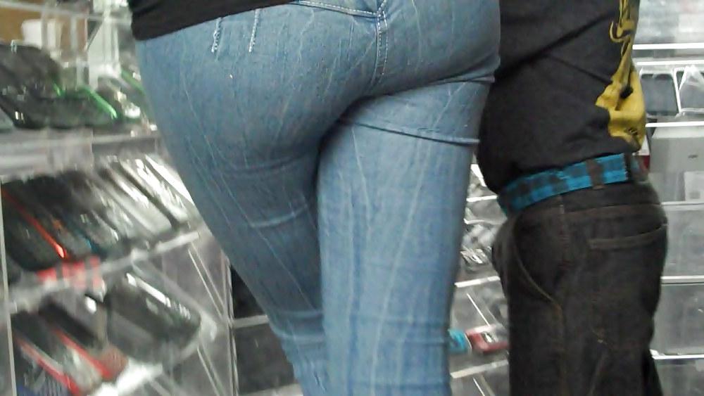 25P Looking up her ass & butt in jeans