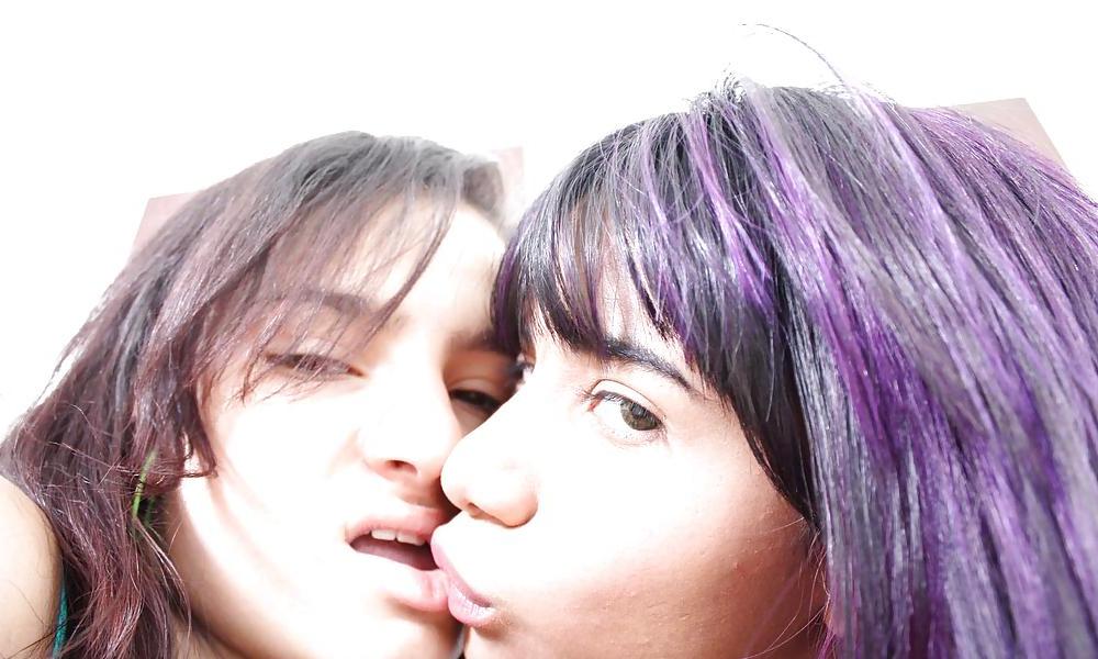 25P Charming Tobie - Licking and fingering with her girlfriend